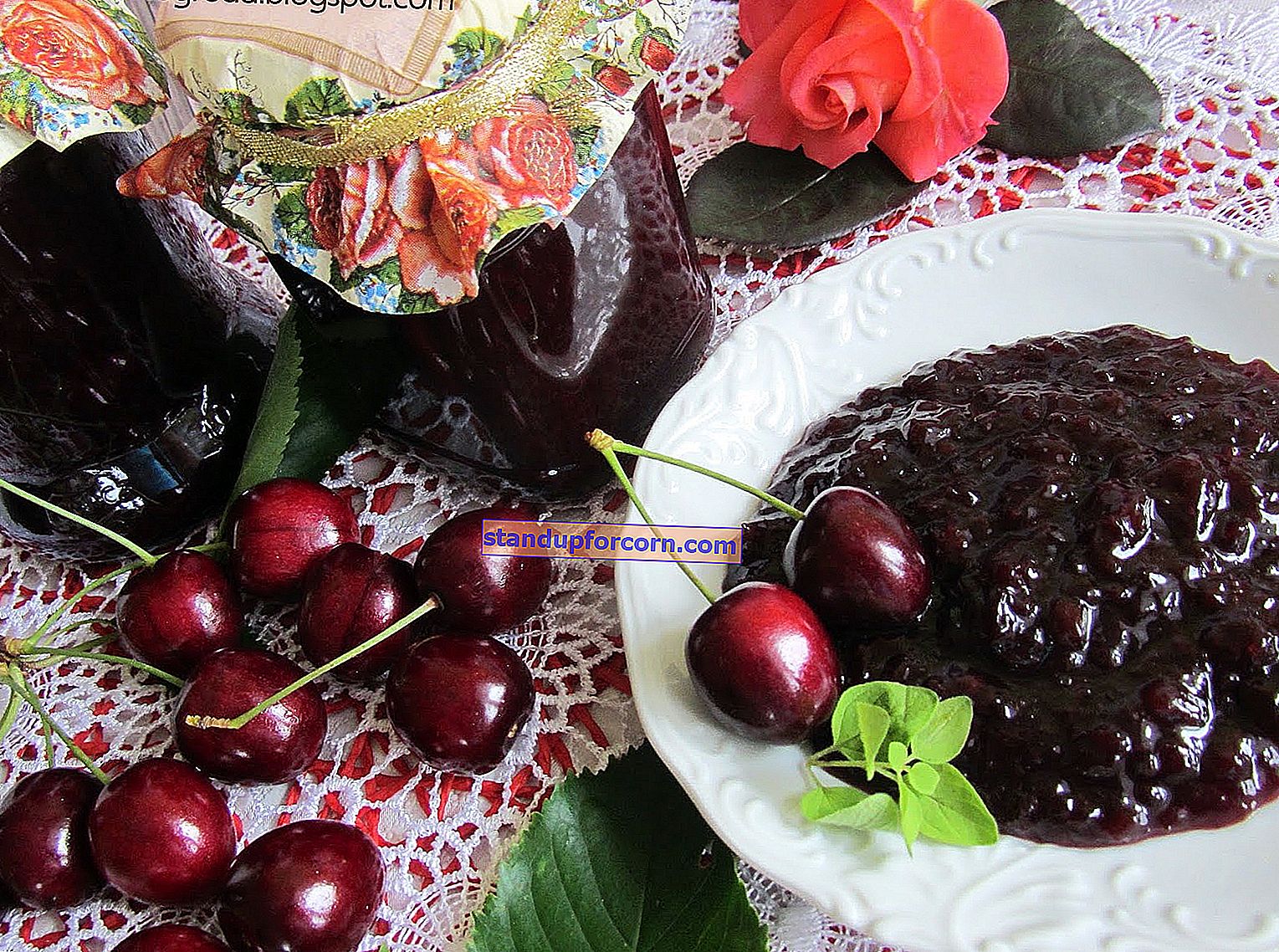 Aviečių konservai - aviečių sultys, sirupas, uogienė, uogienė ir padažas